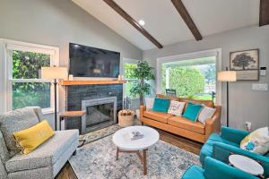 Χώρος καθιστικού στο Chic Vancouver Cottage 1 Mile to Main Street