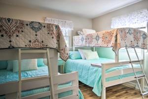Łóżko lub łóżka piętrowe w pokoju w obiekcie Lakefront Gem with Screened Porch and Game Room!