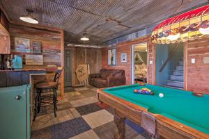 Zimmer mit Billardtisch und Bar in der Unterkunft Lakefront Gem with Screened Porch and Game Room! in Shell Knob