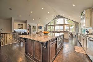 Kitchen o kitchenette sa Luxe Waterfront Home with Private Lake Access!