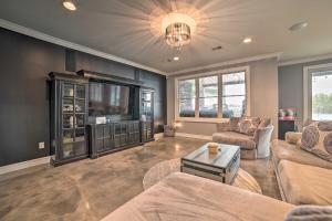 Seating area sa Luxe Waterfront Home with Private Lake Access!