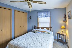 een slaapkamer met een bed en een plafondventilator bij Waterfront Friendship Home with Private Pier! in Arkdale