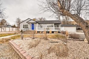 uma casa branca com uma porta azul em Renovated Apartment about 7 Mi to Dtwn Billings em Billings