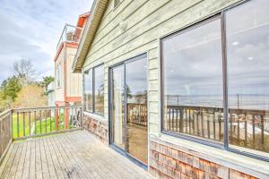 un balcone con vista sull'oceano di Hilltop Hideout with Sweeping Birch Bay Views a Blaine