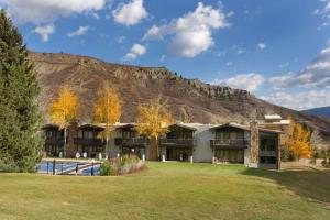 a resort with a mountain in the background at Lichenhearth 21 in Snowmass Village
