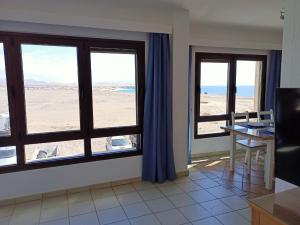 a living room with a view of the beach at Apartamento (Cotillo Mar) con vistas al Mar in Cotillo