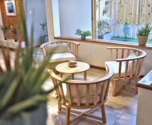 a room with two chairs and a table and a window at Latitud Cuarenta Suites in San Martín de los Andes