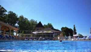 Der Swimmingpool an oder in der Nähe von Résidence Les Hauts de Marquay