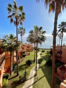 widok na ośrodek z palmami i ocean w obiekcie Luxury three bedroom apartment at Estepona w mieście Estepona