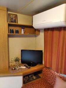 Televízia a/alebo spoločenská miestnosť v ubytovaní Anna's bella casa