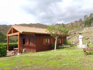 a cabin in a field with a hill in the background at Rincón de Sira in Cee