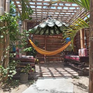 d'un hamac suspendu à une pergola dans un jardin. dans l'établissement Cabañas Oasis de San Pablo, à San Pablo