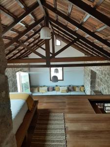 een woonkamer met een bed en een bank bij Finca La Suerte Grande in Telde