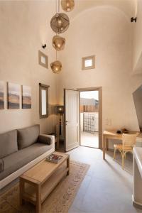 een woonkamer met een bank en een tafel bij Areos Luxury Suites in Vóthon