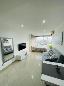 TV a/nebo společenská místnost v ubytování Apartamento La Torre 1337 Precioso, moderno y con piscina