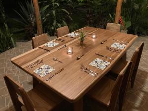 卡維塔的住宿－Pura Vida Vegana，一张木桌,上面有餐具