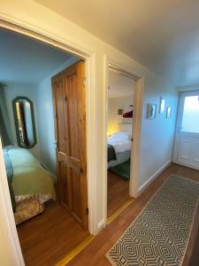 Katil atau katil-katil dalam bilik di Mandy's Cottage Lanehead - Rural Escape