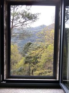 een raam met uitzicht op de bergen bij Casa Grilo in Geres