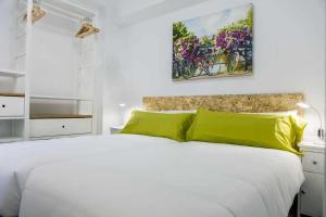 A bed or beds in a room at A un paso de peatonal del Balcón de Europa