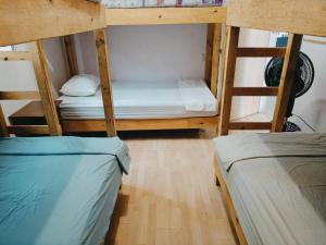 韦拉克鲁斯Hostal a 10 min del centro de Veracruz的两张双层床,位于带性关节炎性关节炎性关节炎性关节炎性关节炎的房间