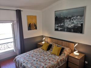 カンヌにあるPalme D'Orのベッドルーム1室(黄色い枕のベッド1台、窓付)