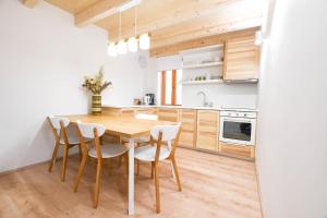 cocina con mesa de madera y sillas en BAY BREEZE Holiday house in Piran, en Piran