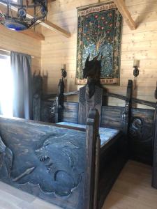 um quarto com uma grande cama de madeira num camarote em rantatalo em Savitaipale