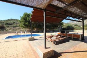 un pabellón con mesa de picnic y piscina en Villa Ismael by Rental Olé, en Crevillente