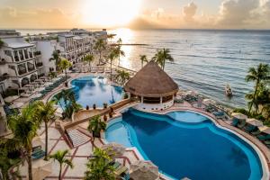 une vue aérienne du complexe et de l'océan dans l'établissement Wyndham Alltra Playa del Carmen Adults Only All Inclusive, à Playa del Carmen