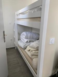 Ein Etagenbett oder Etagenbetten in einem Zimmer der Unterkunft Appartement contemporain le Vendome à 90m de la plage