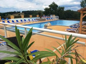 Der Swimmingpool an oder in der Nähe von Résidence Les Hauts de Marquay