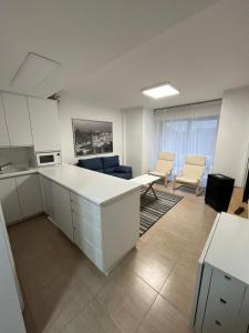 biuro z kuchnią i salonem w obiekcie Apartamento con terraza,2 min de la playa, Ares w mieście Ares