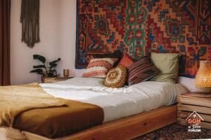 ポムレボにあるDom w sercu Pomlewaのベッドルーム1室(枕付)