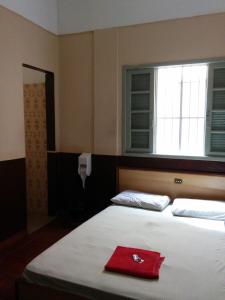 a bedroom with a bed and a window at Hotel Itajuba in São Paulo