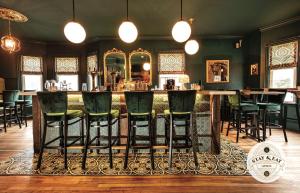 Area lounge atau bar di Slaymaker & Nichols Gastro House & Inn