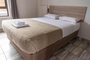 En eller flere senge i et værelse på Ecomotel Kempton Park