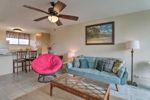 un soggiorno con divano e tavolo di Hilo Condo with Pool Steps from Carlsmith Beach Park a Hilo