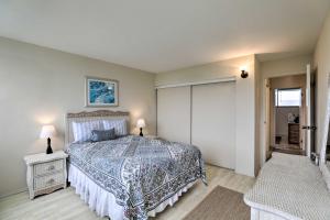 Hilo Condo with Pool Steps from Carlsmith Beach Park tesisinde bir odada yatak veya yataklar