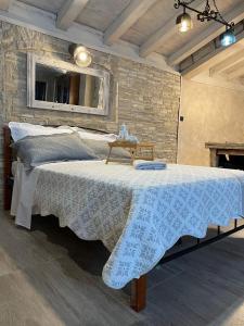 - une chambre avec un lit et un mur en briques dans l'établissement Apartman Ksenija, à Zadar