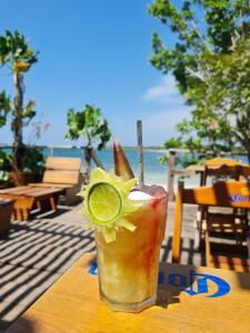 a drink with a slice of lime on a table at Pousada e Restaurante do Paulo in Jijoca de Jericoacoara