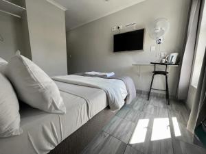En eller flere senge i et værelse på Ecomotel Kempton Park