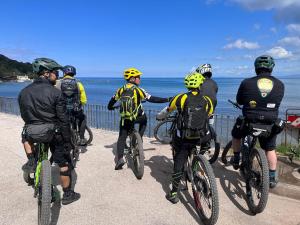 un grupo de personas en bicicleta apuntando al agua en B&B Vecchia Fonte, en Campiglia Marittima