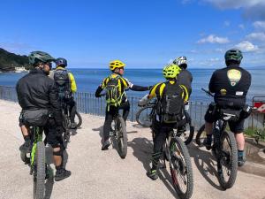 a group of people on bikes pointing at the water at B&B Vecchia Fonte in Campiglia Marittima