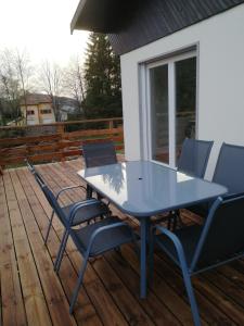 een blauwe tafel en stoelen op een terras bij Le Petit Cabanon in Sapois