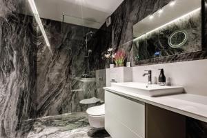 Kúpeľňa v ubytovaní SkyView Suite - Niepowtarzalny widok i basen