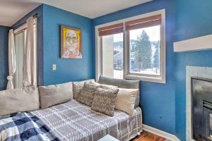 Una sala de estar con un sofá y una chimenea. en Chic Winter Park Studio with Community Hot Tub, en Winter Park 22 fotos más