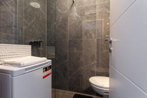 een badkamer met een toilet en een douche bij Botan Apartment in Split