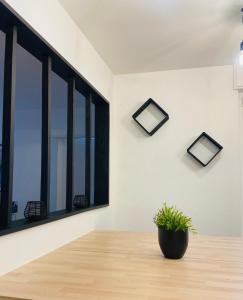 蓬塔利耶Appartement 2 chambres avec terrasse vue sur jardin arboré的相册照片