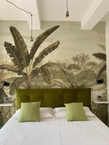 1 dormitorio con 2 almohadas verdes en Leaf Apartment, en Rávena