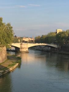 ローマにあるtrastevere artの都川橋